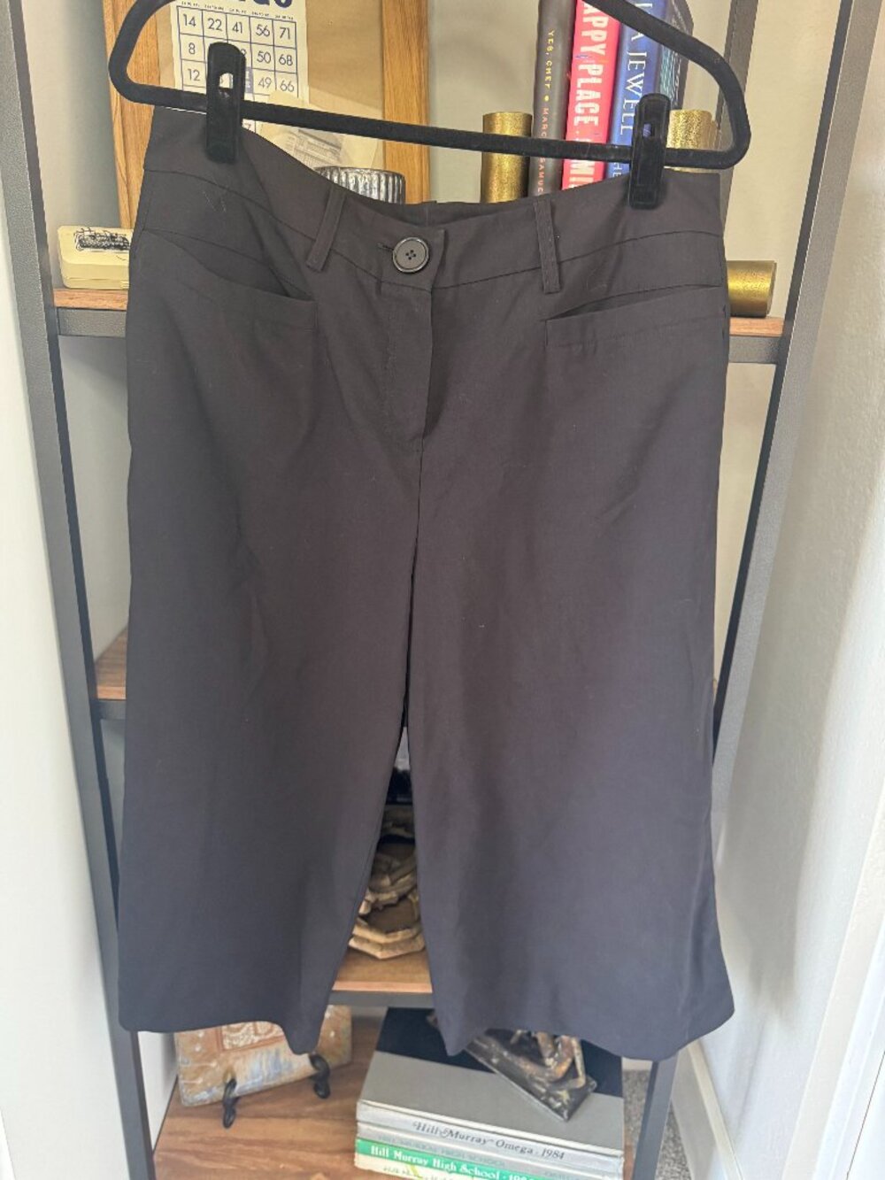 Larry Levine Black Stretch Capris w/Front Slit & Back Flap Pockets - Size 14